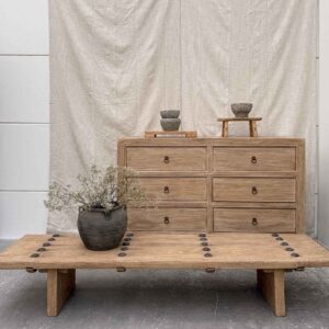 Eleganter Couchtisch aus Massivholz