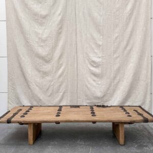 Eleganter Couchtisch aus Massivholz