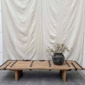 Eleganter Couchtisch aus Massivholz