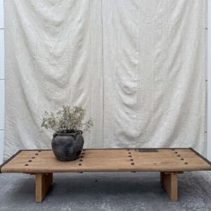 Eleganter Couchtisch aus Massivholz