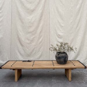 Eleganter Couchtisch aus Massivholz