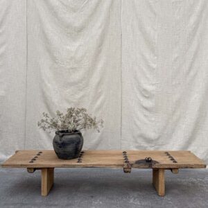 Eleganter Couchtisch aus Massivholz