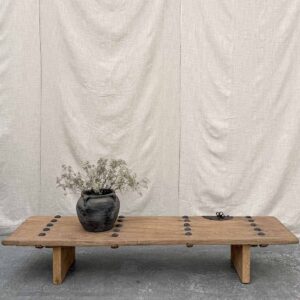 Eleganter Couchtisch aus Massivholz